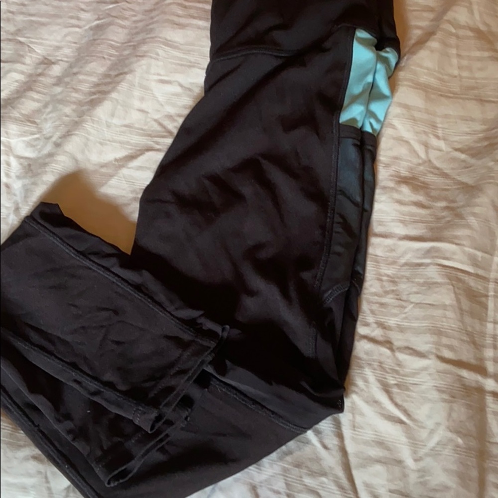 Women’s workout leggings with mesh pockets